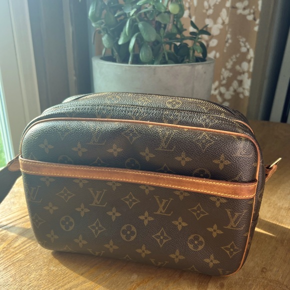 AUTHENTIC Louis Vuitton Reporter PM - Picture 1 of 16